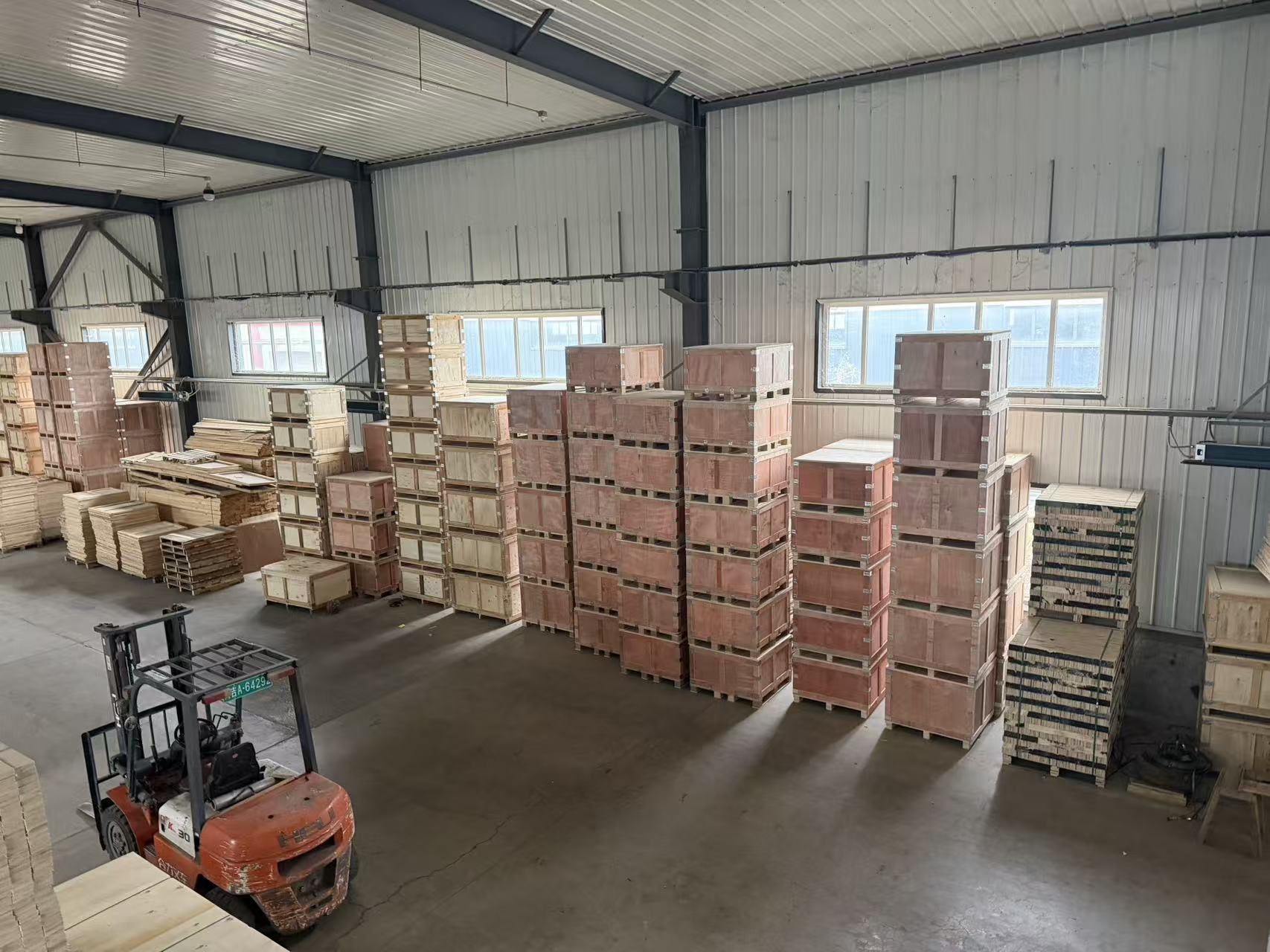 东远包装工厂实景：成品木箱与仓储区