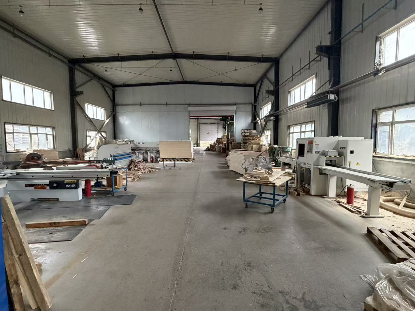 东远包装工厂实景：木工加工设备与生产现场